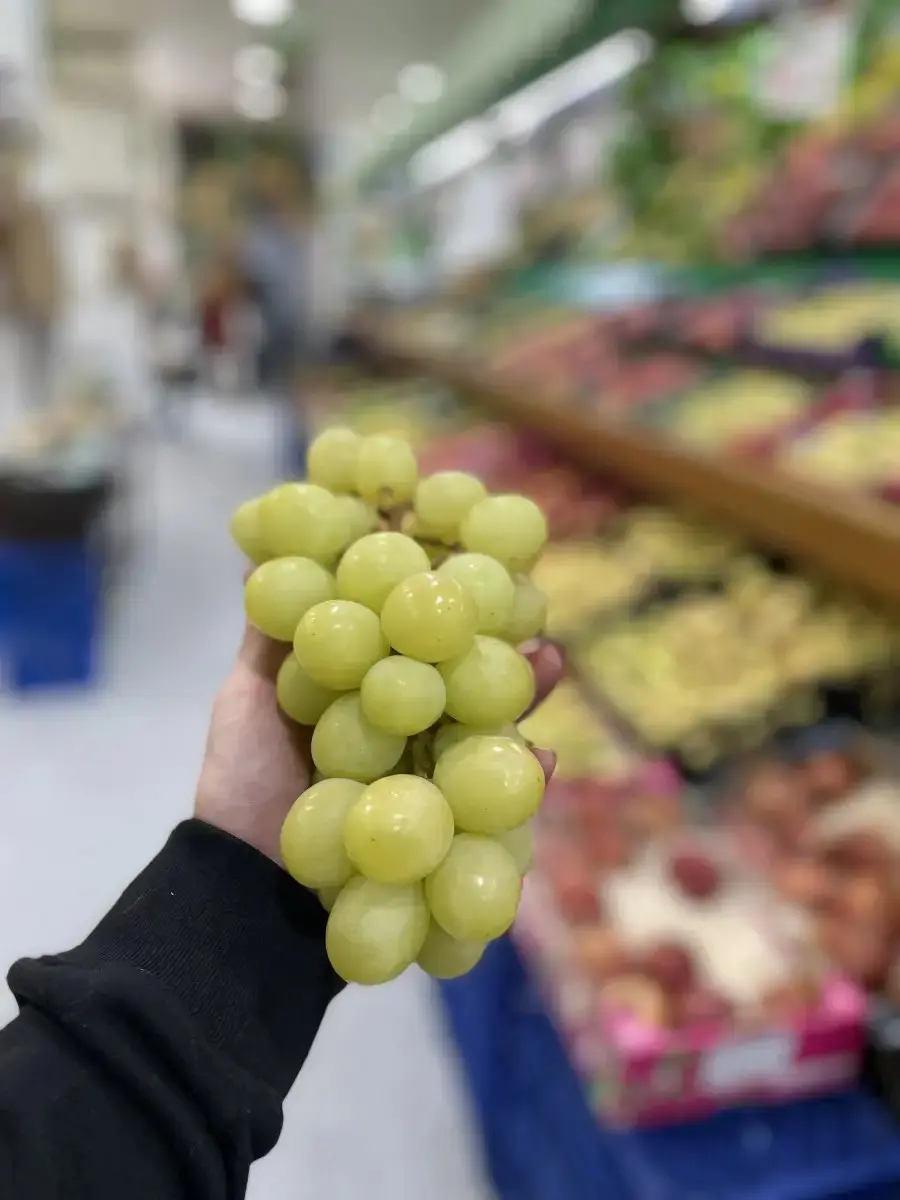 tgoo-img-699e1211094408.74230810 Uva Branca Sem Grainha kg - Image 1